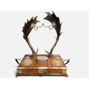 Encrier de bureau de style « chasse » en chêne, bois de daim et garnitures en bronze argenté, v