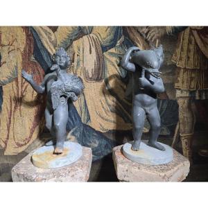 Paire de bronzes italiens du XIXe siècle (époque « Grand Tour ») : putti avec oie et dauphin su