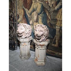 Paire de têtes de lion en marbre italien veiné de rouge, sculptées au XIXe siècle (style Grand 