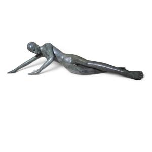 Patricia Peeters (née en 1964), Nu féminin couché monumental en bronze à patine verte, signé «