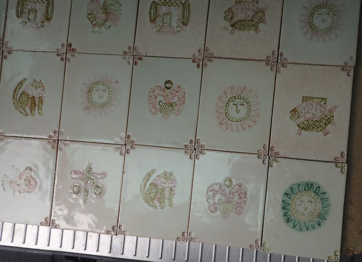 Le bestiere de Roger Capron decliné en 104 carreaux de grés cerame +/-2m²-photo-3