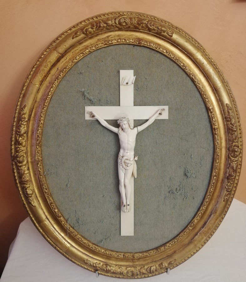 Christ en ivoire encadré