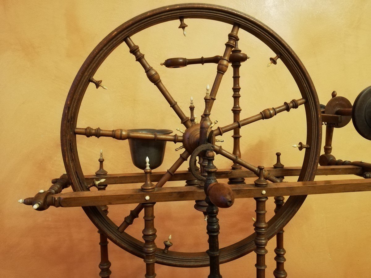 18th Century Spinning Wheel-photo-2