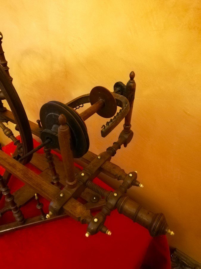 18th Century Spinning Wheel-photo-4