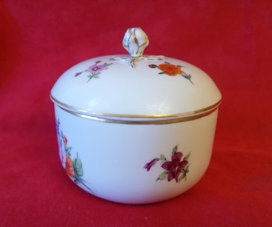 Covered Pot In German Porcelain -photo-2
