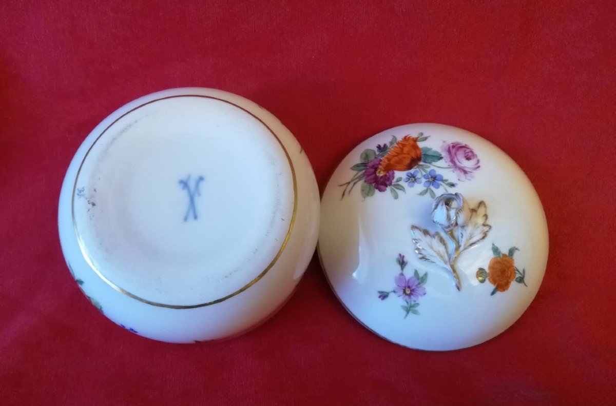 Covered Pot In German Porcelain -photo-3