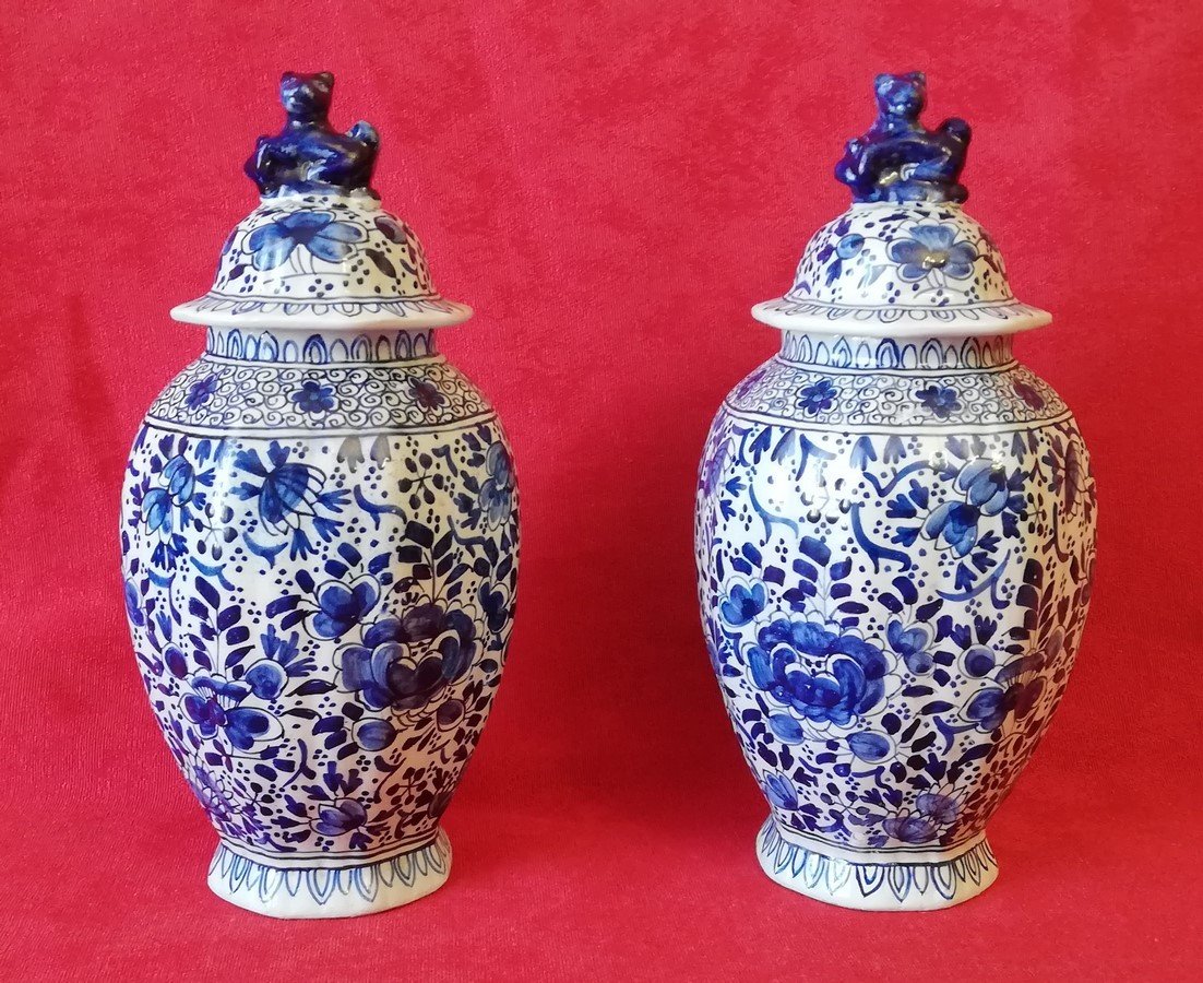 Petite paire de vases couverts Delft