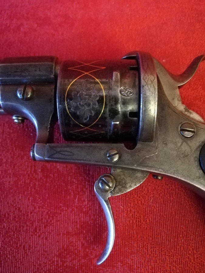 Pistolet à barillet à six coups -photo-4