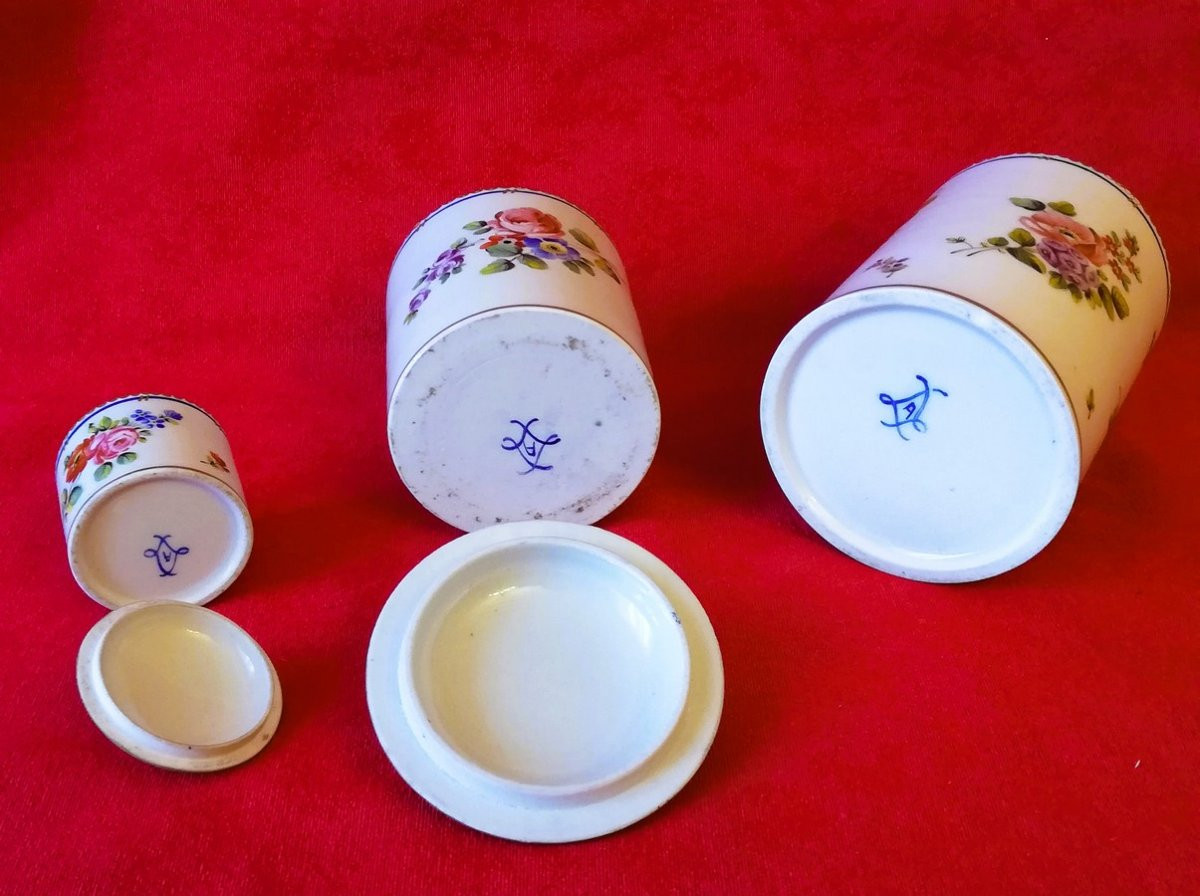 Porcelaines de Sèvres du 18ème siècle-photo-1