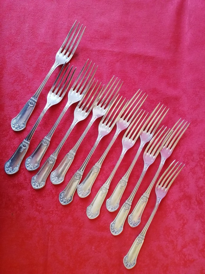 Douze fourchettes en métal argenté 