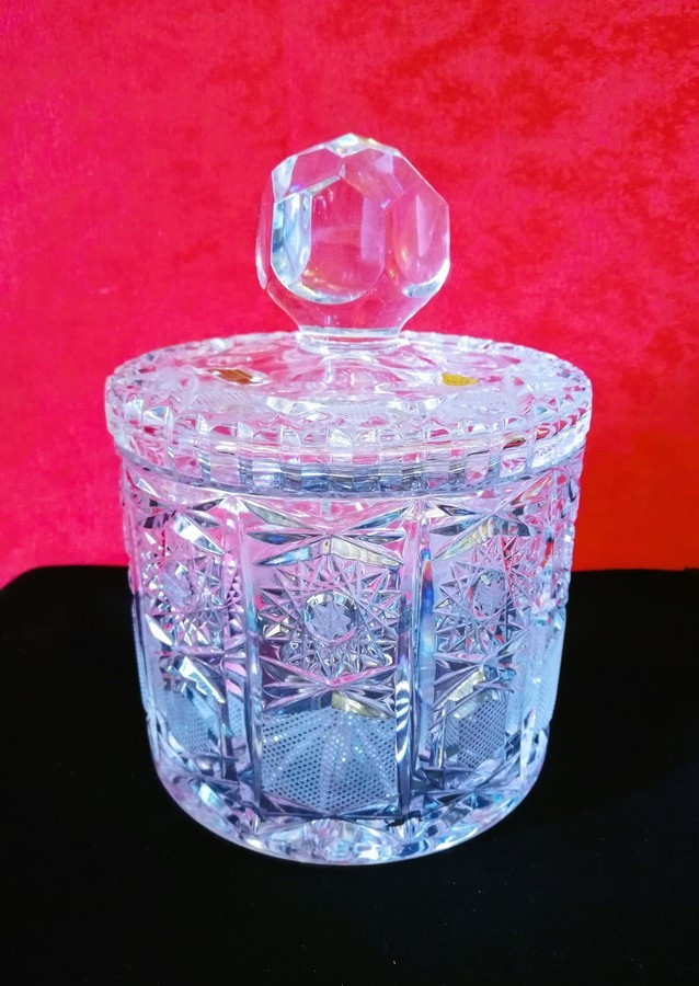 Pot couvert en cristal taillé à la main