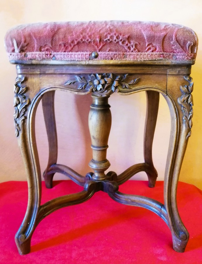 Tabouret en noyer 
