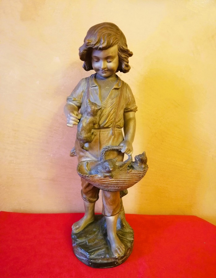 Terre cuite fillette aux chats 