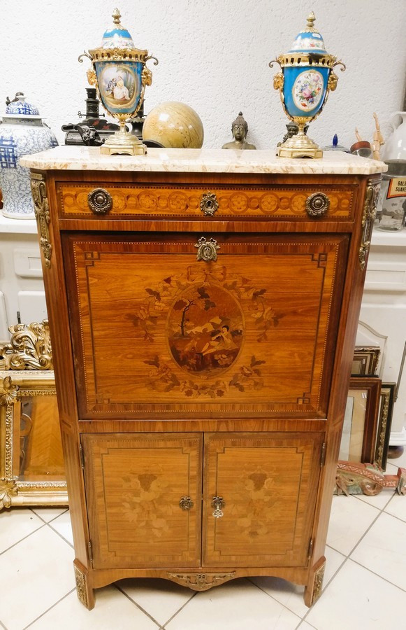 Secrétaire en marqueterie de style Louis XVI 