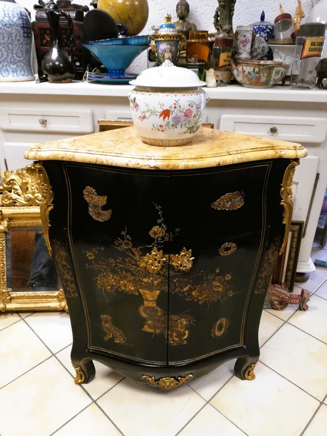 Meuble en laque noire 