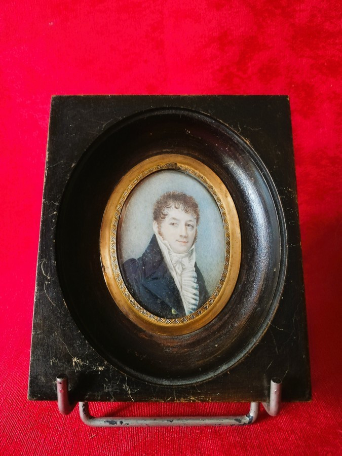 Miniature ovale sur ivoire, personnage masculin 