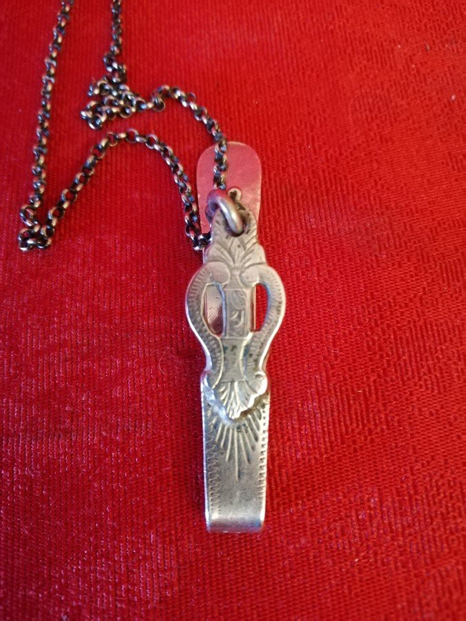 Small Crochet Hook With Scissors And Chain -photo-2