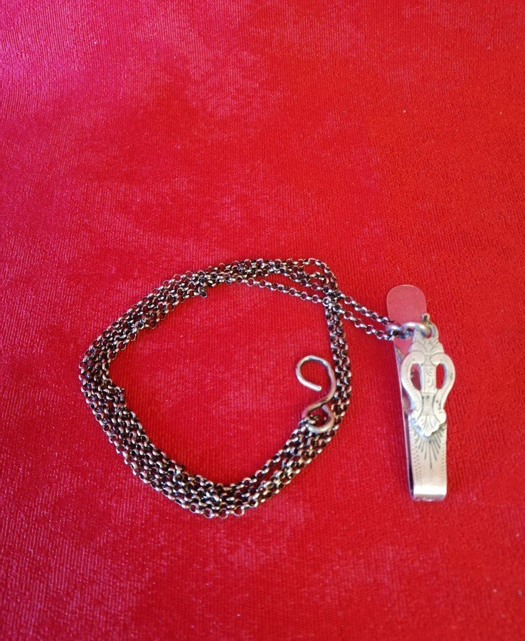 Small Crochet Hook With Scissors And Chain -photo-4