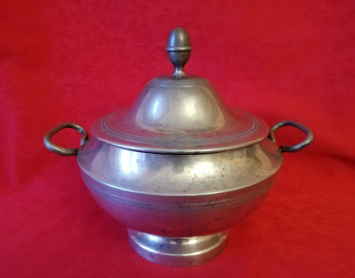 Soupière poinçonnée en étain 