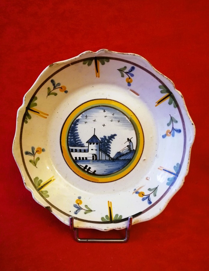 Assiette Nevers 18ème siècle 