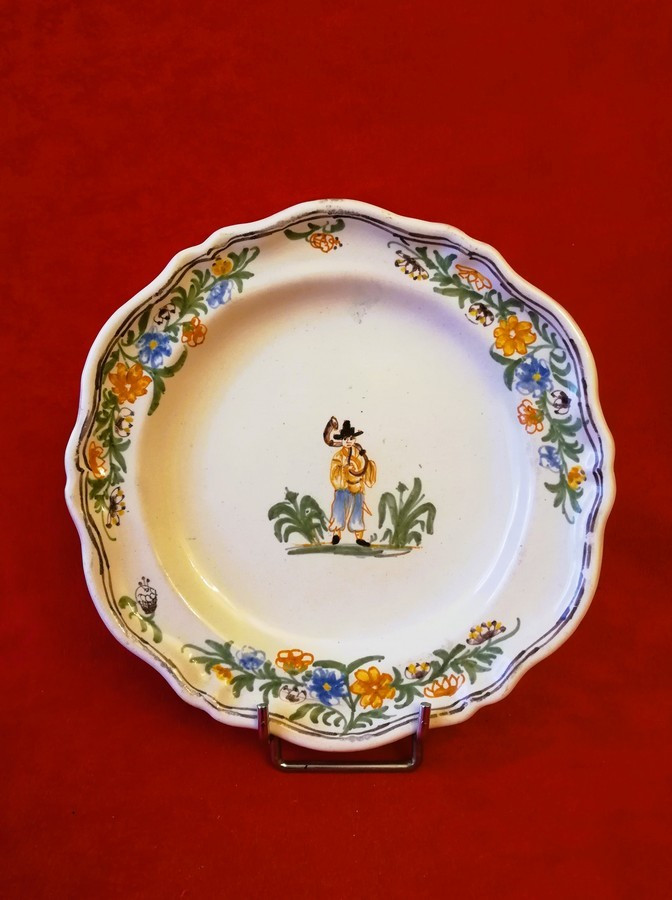 Assiette en faïence de Moulins 18ème siècle 