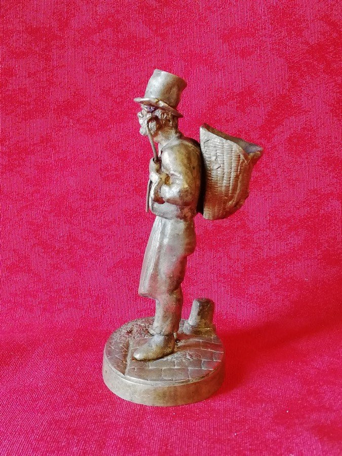 Petit bronze homme portant une hotte  -photo-2