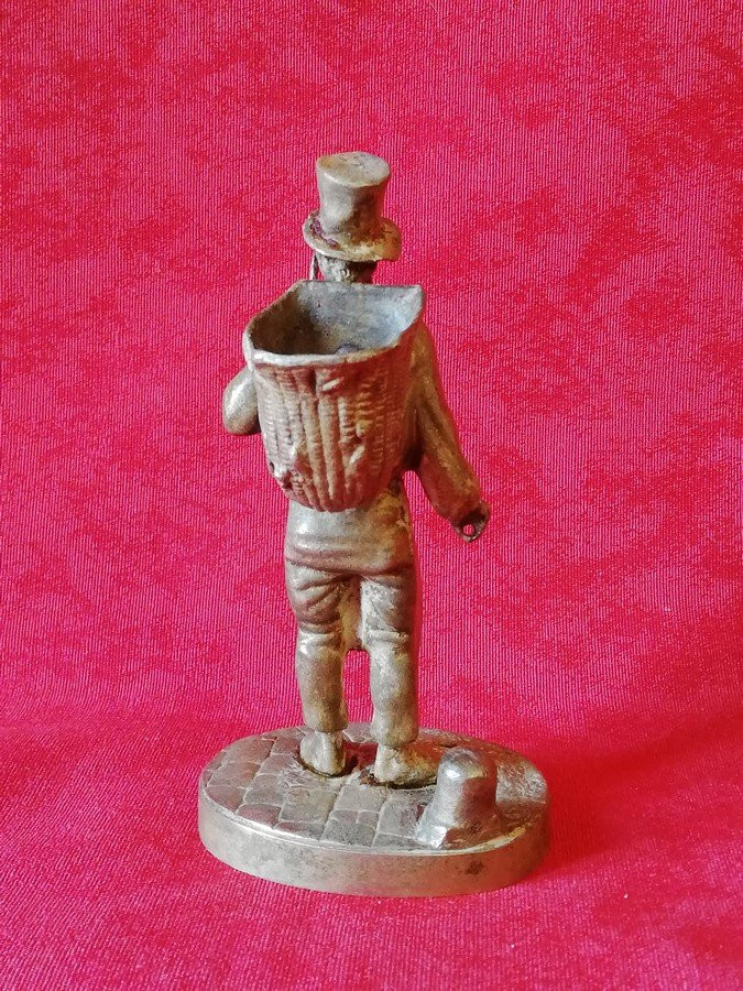 Petit bronze homme portant une hotte  -photo-3