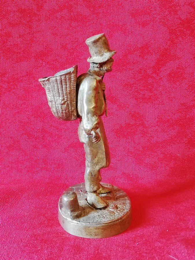 Petit bronze homme portant une hotte  -photo-4