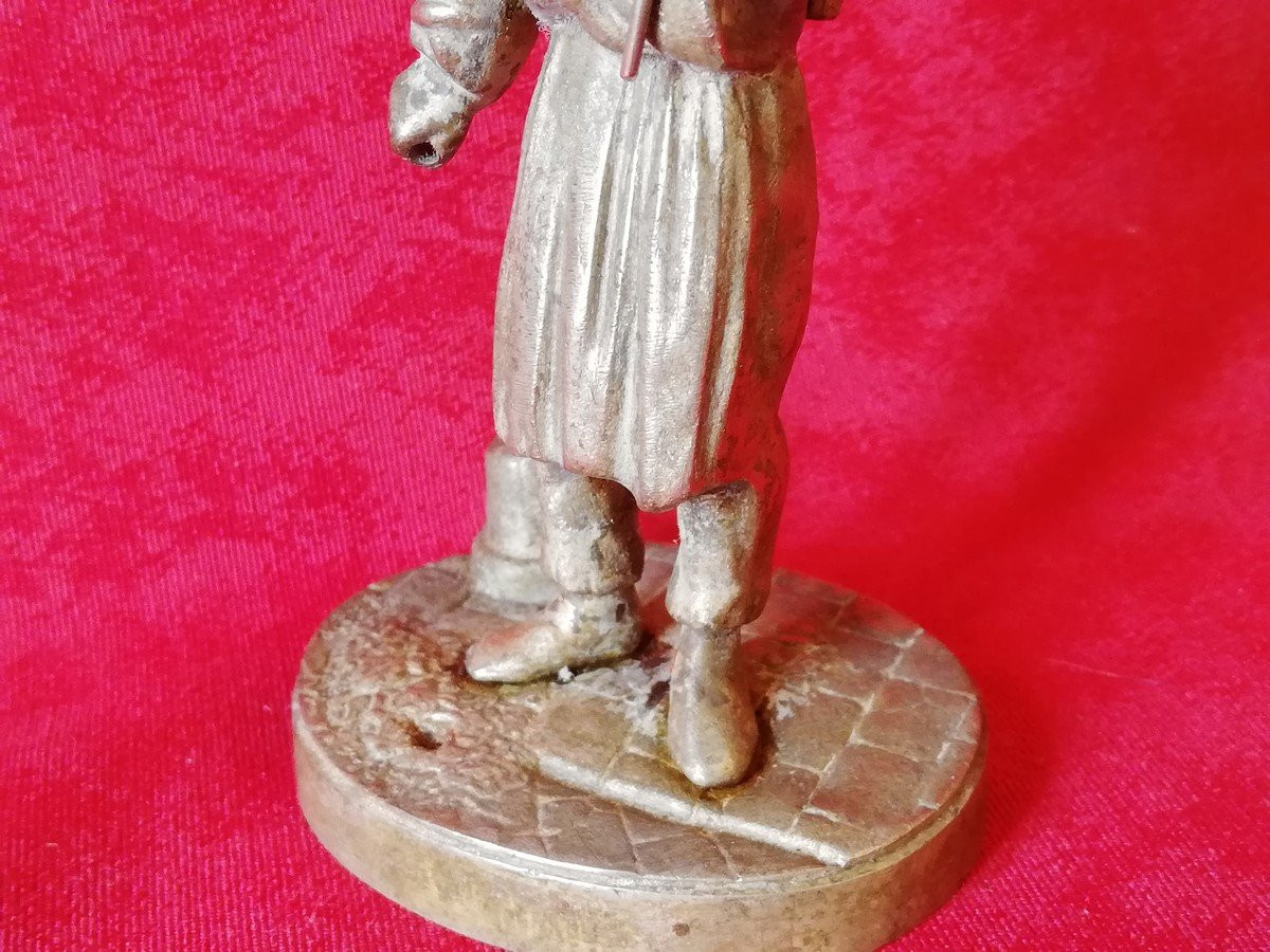 Petit bronze homme portant une hotte  -photo-3