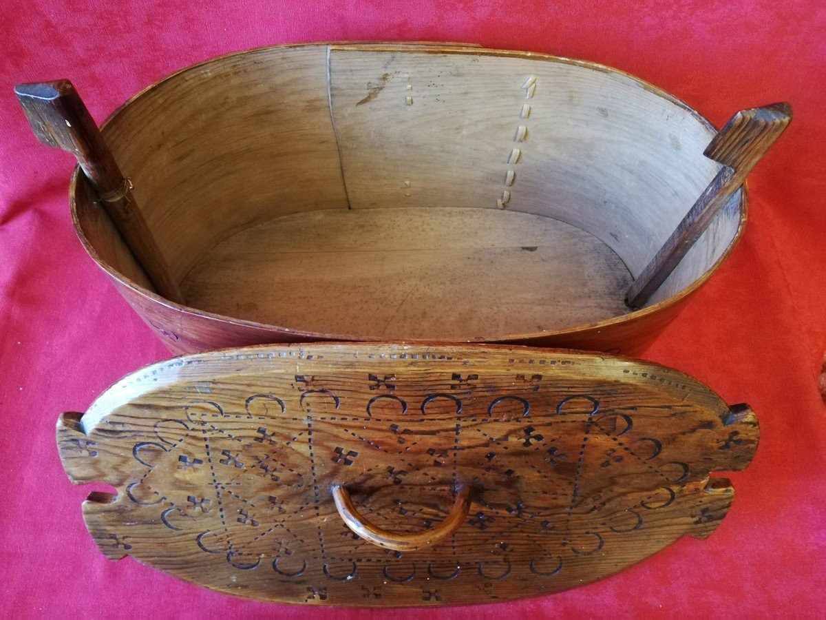 Oval Lacemaker's Box -photo-1