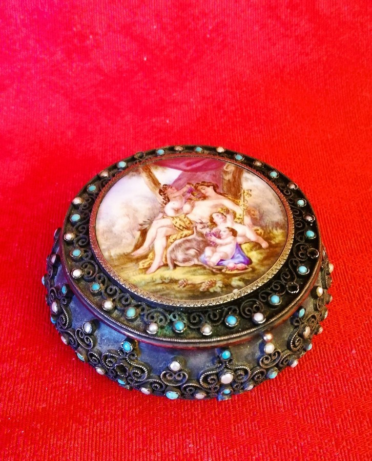 Boîte ronde dessus en émail 