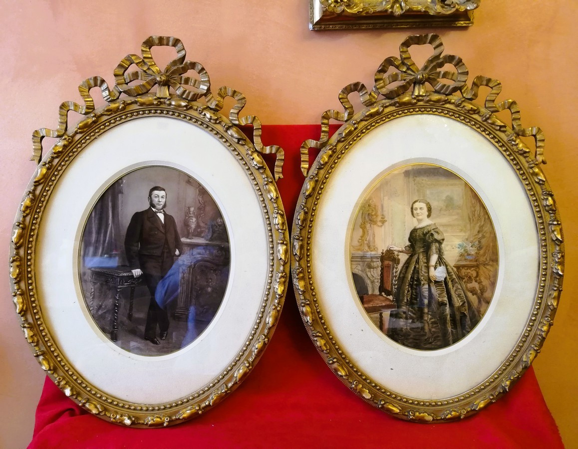 Deux portraits en pieds dans cadres ovales  