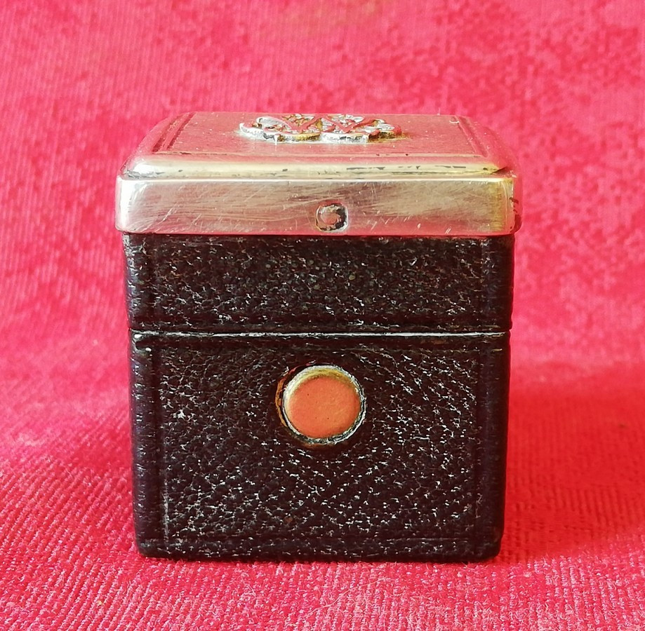 Objet de collection cuir et argent 