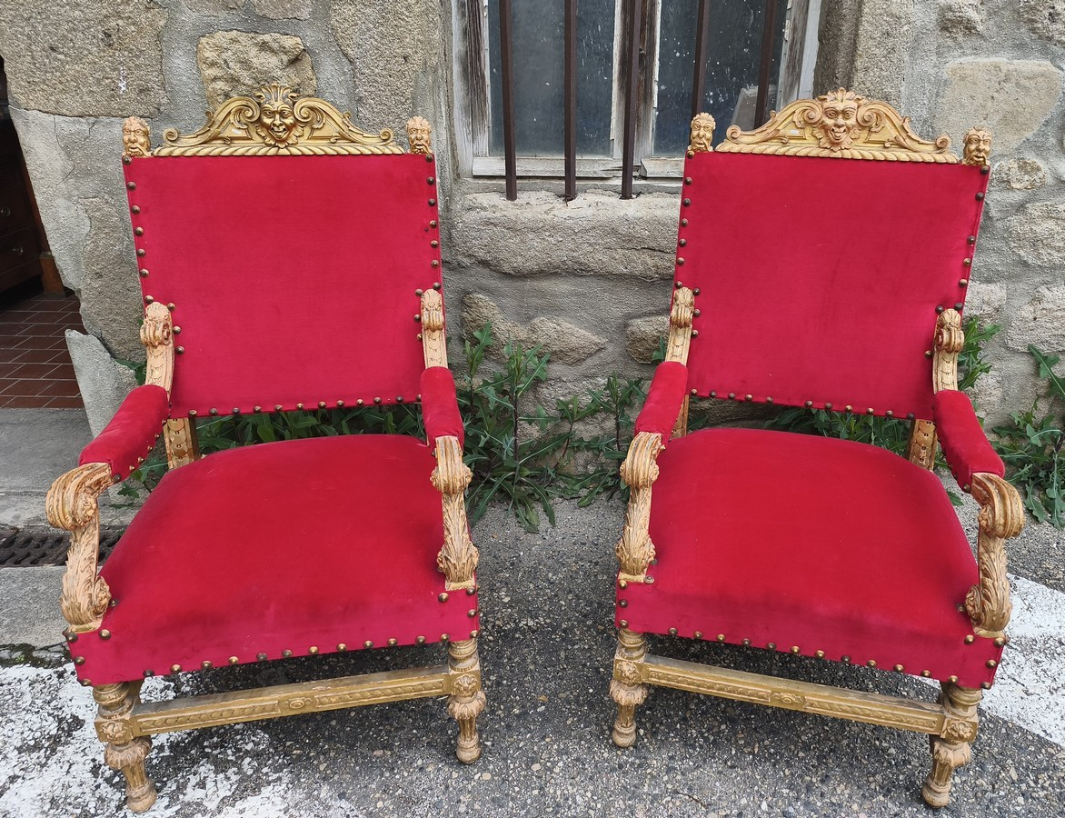 Paire de fauteuils d'apparat dorés style Louis XIV  