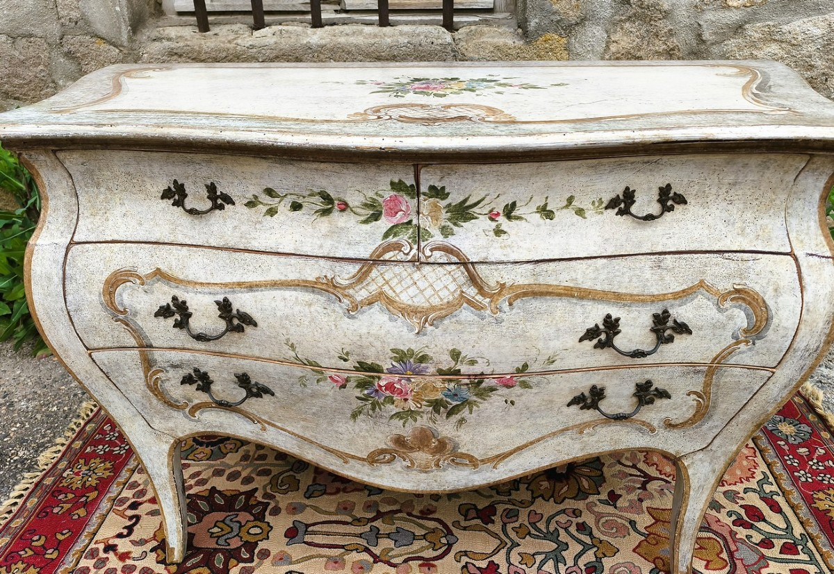 Commode tombeau de style Vénitien  