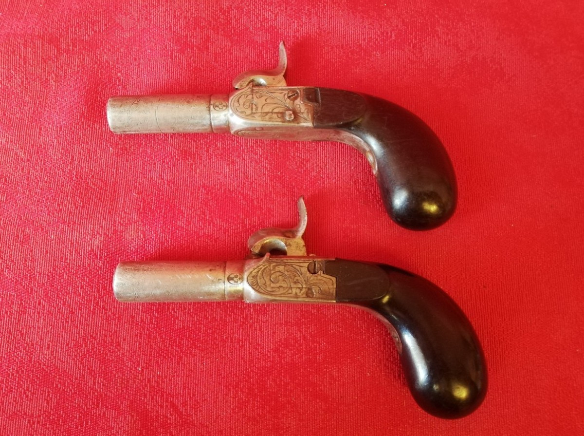 Petite paire de pistolets à coffre 