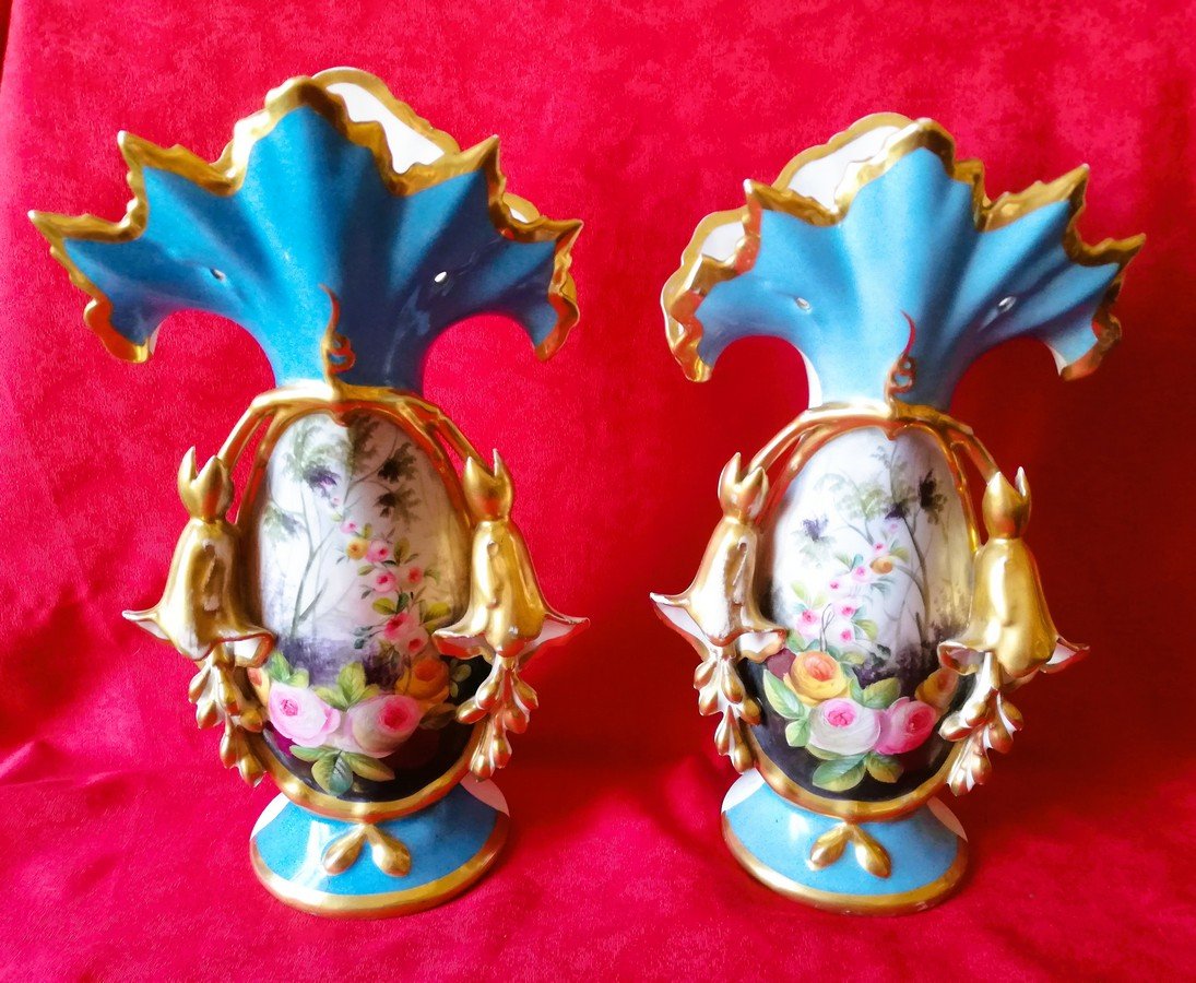 Paire de vases en porcelaine de Paris 