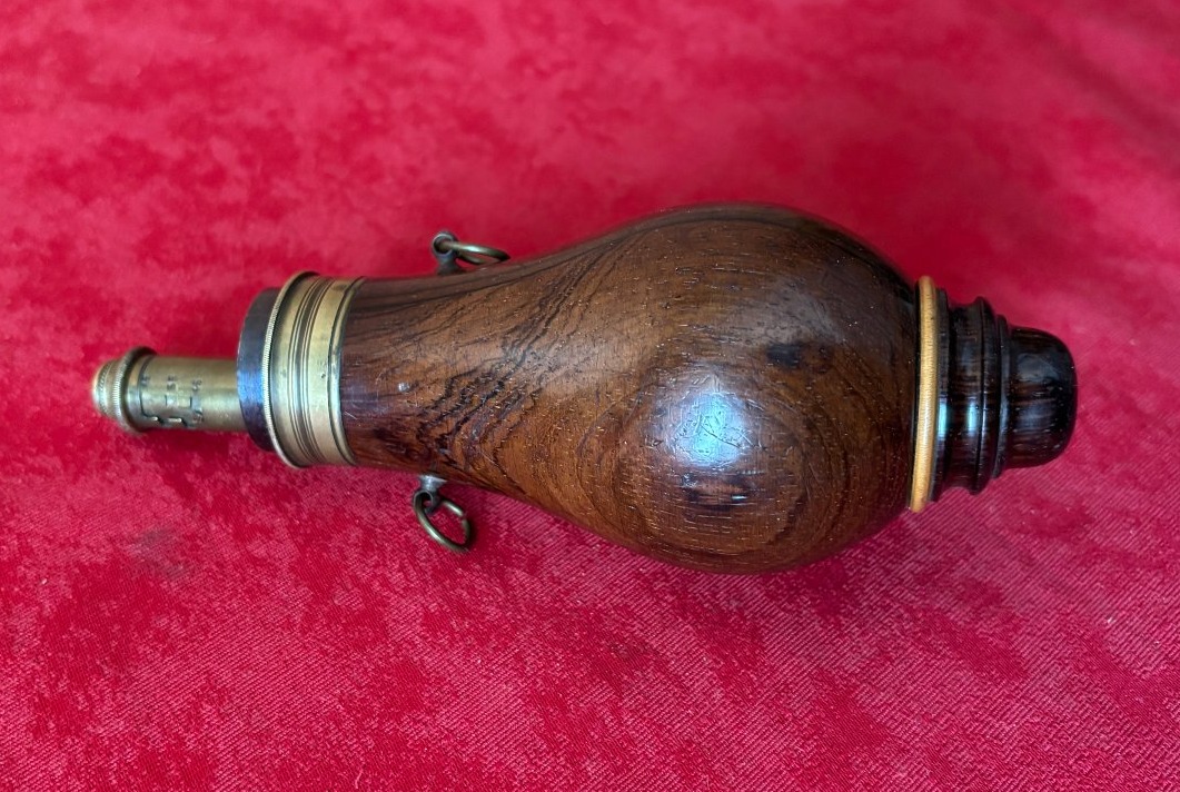 Poire à poudre en bois tourné