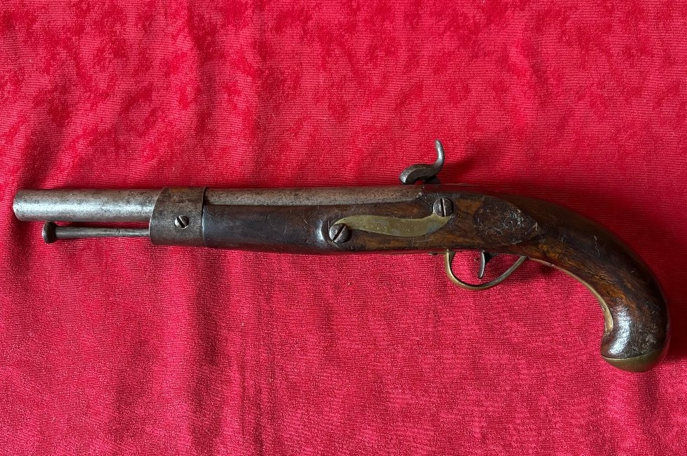 Pistolet réglementaire transformé