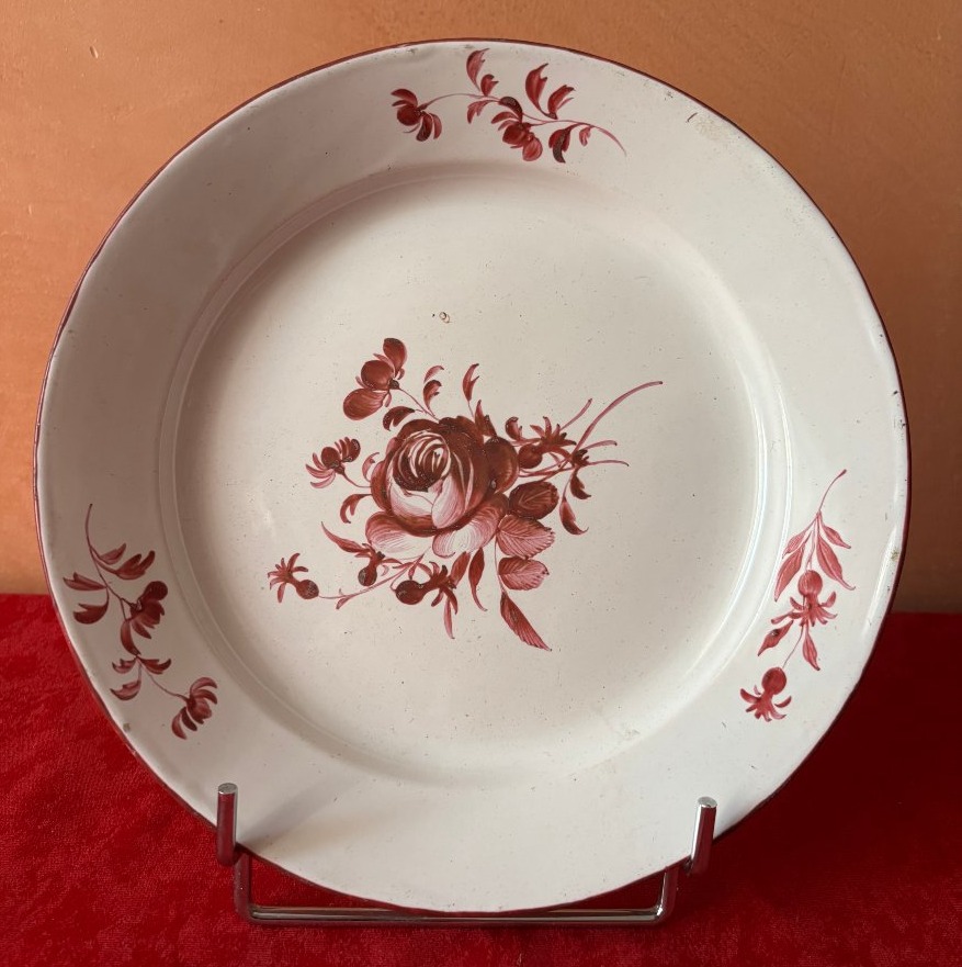 Assiette faïence décor à la rose
