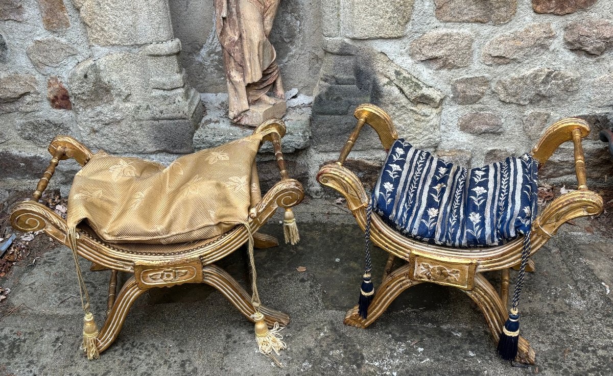 Paire de tabourets en bois doré