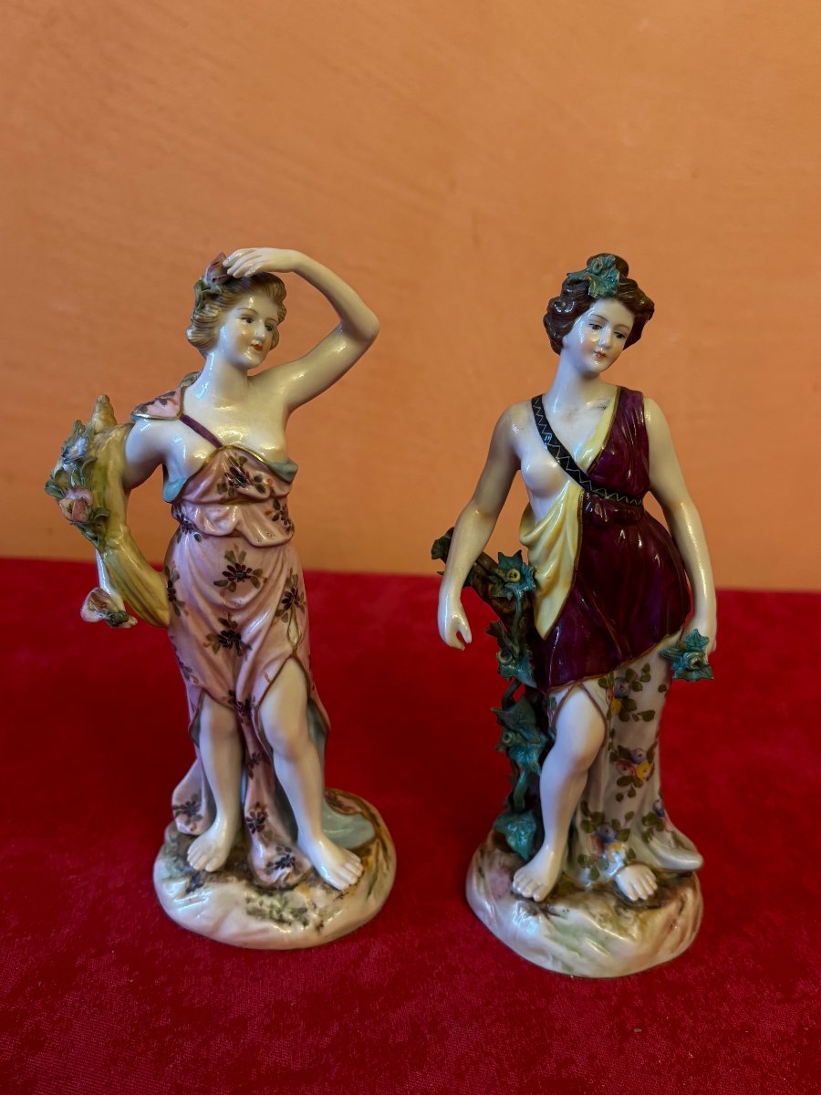 Paire de sujets en porcelaine fine