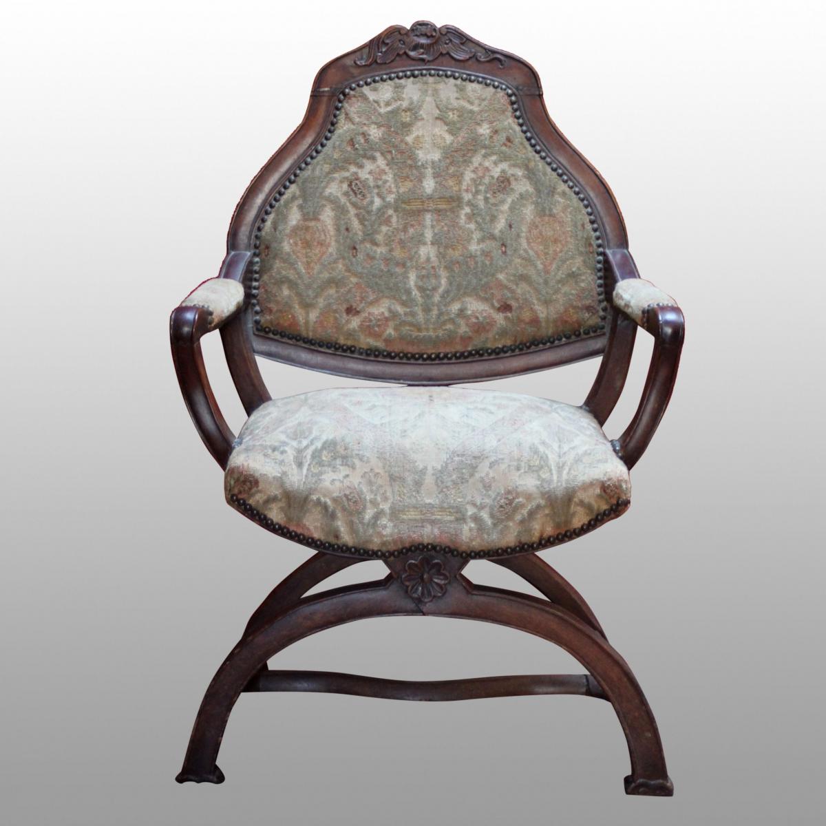 Fauteuil curule en bois sculpté et mouluré