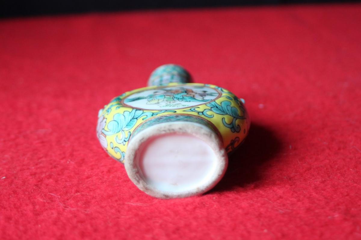 Small Gourd Vase Made Of China Porcelain-photo-1