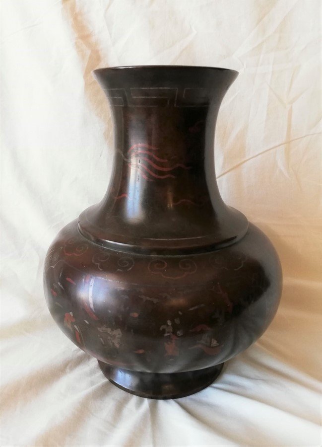 Curieux vase de la Chine en bronze