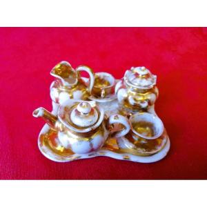 Minuscule tête à tête de poupée en porcelaine 