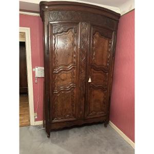 Armoire à chapeau de gendarme