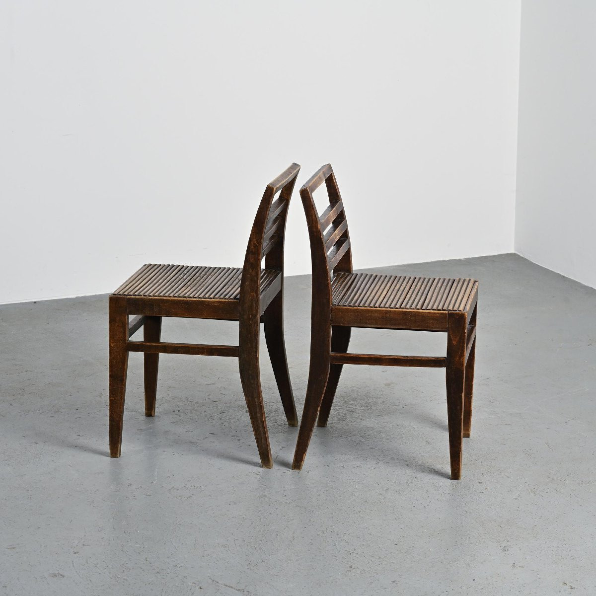 Paire de chaises 103 en hêtre teinté par René Gabriel, circa 1943 -photo-2