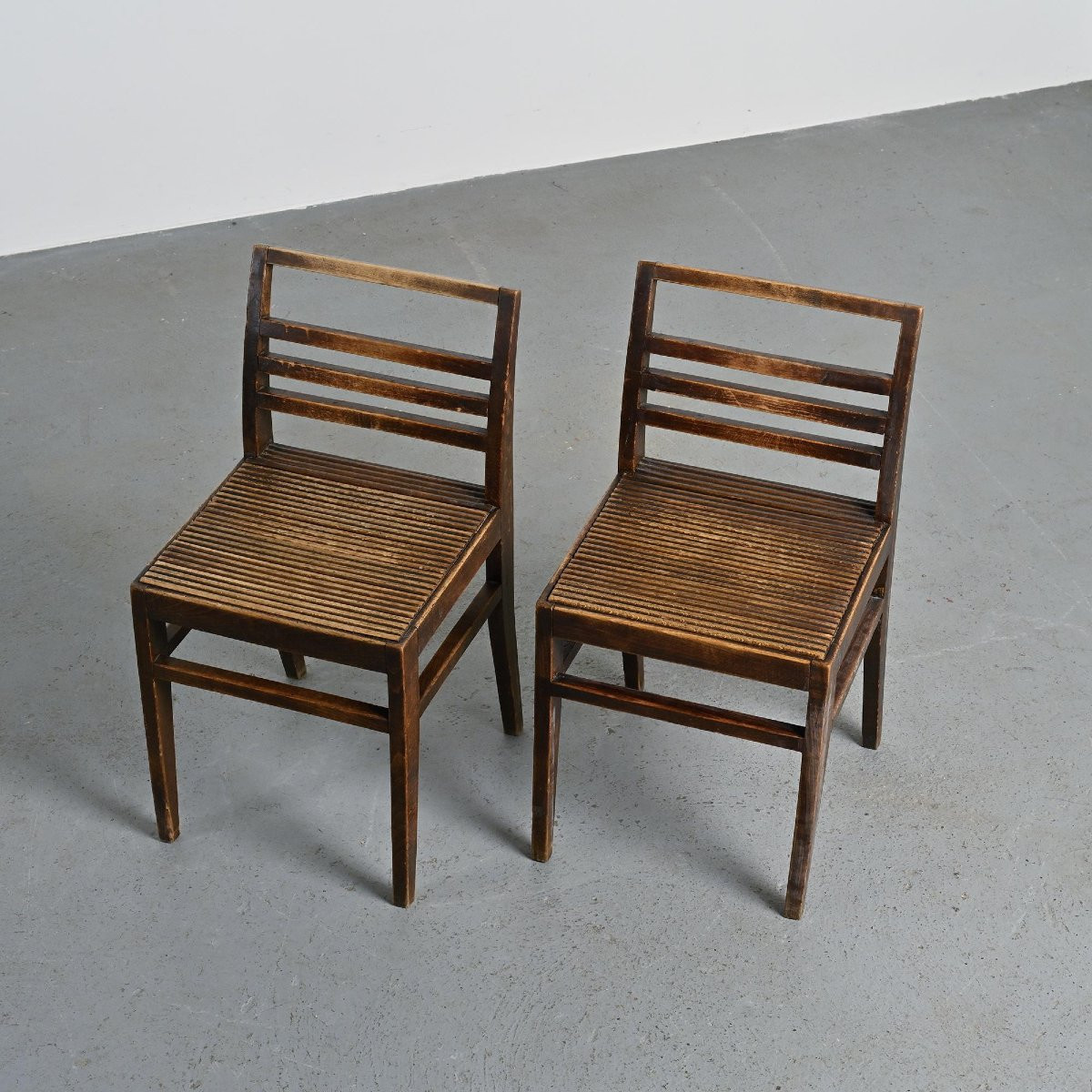Paire de chaises 103 en hêtre teinté par René Gabriel, circa 1943 -photo-3