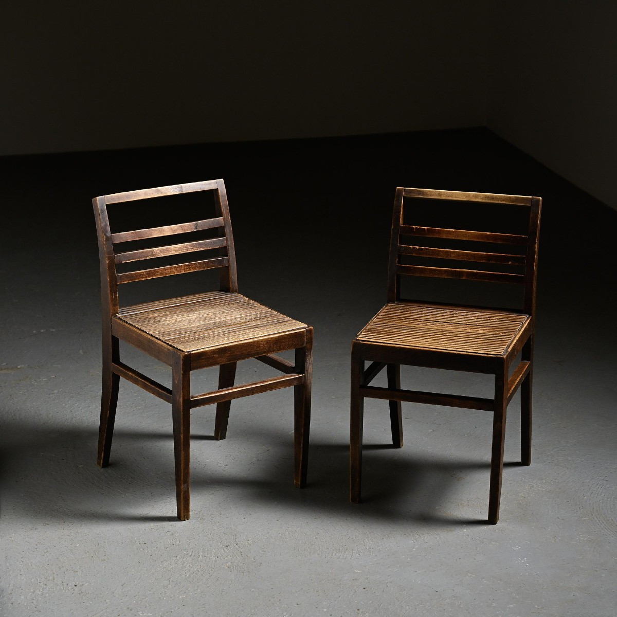 Paire de chaises 103 en hêtre teinté par René Gabriel, circa 1943 